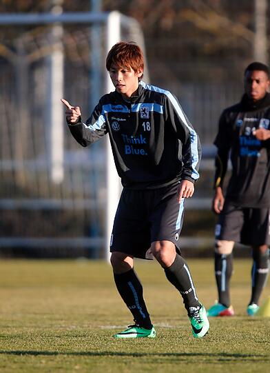 Die erste Trainingseinheit des japanischen Stürmers.