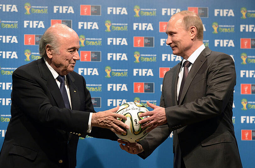 Russlands Präsident Wladimir Putin (r) and FIFA-Präsident Sepp Blatter bei der Vergabe der Fußball-WM 2018 an Russland.