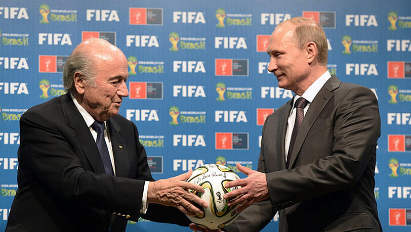 Russlands Präsident Wladimir Putin (r) and FIFA-Präsident Sepp Blatter bei der Vergabe der Fußball-WM 2018 an Russland. Russlands Präsident Wladimir Putin (r) and FIFA-Präsident Sepp Blatter bei der Vergabe der Fußball-WM 2018 an Russland.