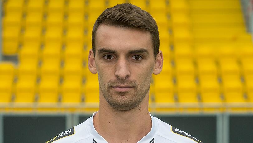 Drei Tage, nachdem Gregory Mertens bei einem Spiel einen Herzstillstand erlitt, ist der belgische Fußball-Profi gestorben. Drei Tage, nachdem Gregory Mertens bei einem Spiel einen Herzstillstand erlitt, ist der belgische Fußball-Profi gestorben.