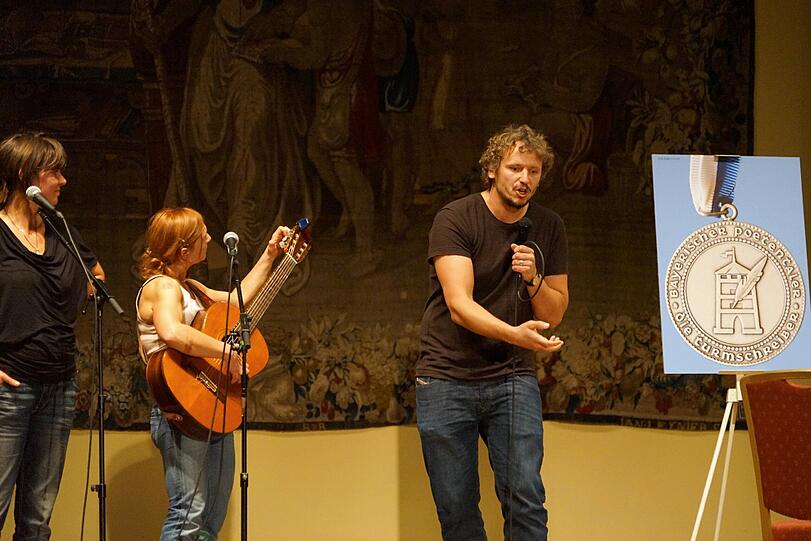 (v.l.)Karin Michalke, Anni Reisberger und Marcus H. Rosenmüller treten als "Wuida Henna" auf.