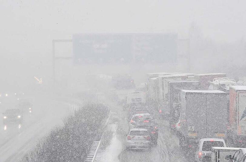 Bilder vom Verkehrsunfall auf der A8 bei Holzkirchen: Der plötzliche Schneefall am Dienstagvormittag sorgte für Chaos auf Bayerns Straßen.