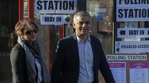 Der Labour-Kandidat Sadiq Khan mit seiner Frau.