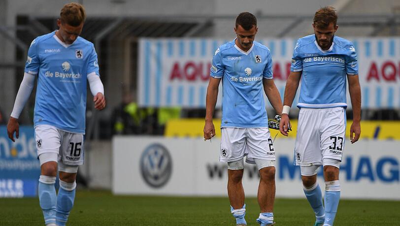 Hängende Köpfe bei Kindsvater, Ziereis und Bachschmid nach der Derby-Niederlage Hängende Köpfe bei Kindsvater, Ziereis und Bachschmid nach der Derby-Niederlage