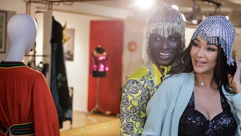 Shopping-Spaß: Papis Loveday und Verona Pooth probieren Glitzer-Hauben an.
