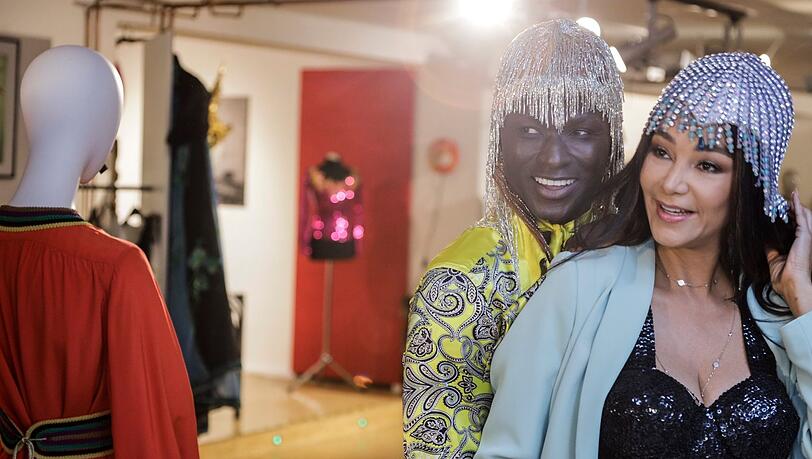 Shopping-Spaß: Papis Loveday und Verona Pooth probieren Glitzer-Hauben an. Shopping-Spaß: Papis Loveday und Verona Pooth probieren Glitzer-Hauben an.