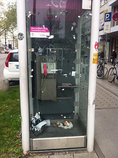 Viel Müll dort, wo eigentlich keiner sein sollte: Eine Telefonzelle in der Sonnenstraße.