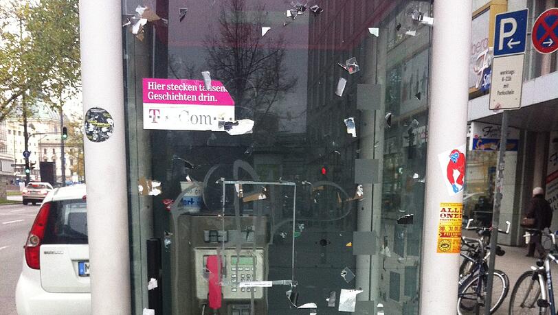 Viel Müll dort, wo eigentlich keiner sein sollte: Eine Telefonzelle in der Sonnenstraße. Viel Müll dort, wo eigentlich keiner sein sollte: Eine Telefonzelle in der Sonnenstraße.