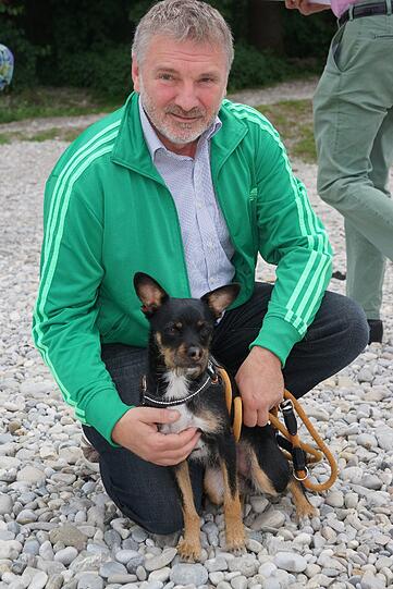 Erhard mit Jack-Russell-Mischling &bdquo;Pauli&ldquo; (1,5): &bdquo;Ich habe meinen Pauli als Welpe aus einer Tötungsstation in Spanien gerettet. Am liebsten tobt Pauli an der Isar. Ob er das Zeug zum Star hat, weiß ich nicht. Aber wir versuchen unser Glück einfach mal.&ldquo;