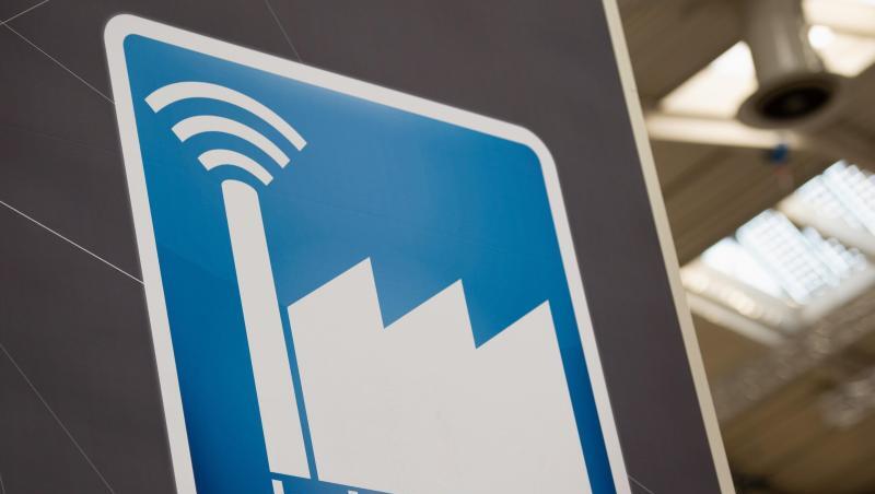 Über einem Stand auf der Hannover Messe ist ein Piktogramm mit der Aufschrift "Industrie 4.0" zu sehen. Über einem Stand auf der Hannover Messe ist ein Piktogramm mit der Aufschrift "Industrie 4.0" zu sehen.