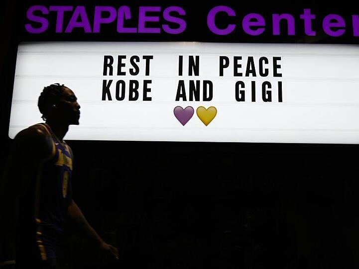 Dwight Howard von den Lakers geht an einer Leuchttafel mit der Aufschrift "Rest in Peace Kobe and Gigi" vorbei.