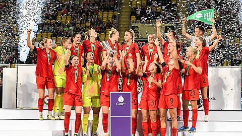 Durften den Supercup in den Dresdner Nachthimmel stemmen: Die Frauen des FC Bayern.