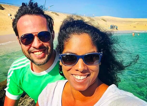 Silvester-Ritual: Martin Hagen und seine Frau Anisha im Urlaub auf den Kanaren. Silvester-Ritual: Martin Hagen und seine Frau Anisha im Urlaub auf den Kanaren.