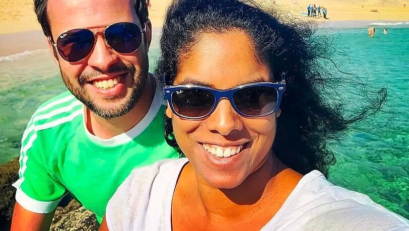 Silvester-Ritual: Martin Hagen und seine Frau Anisha im Urlaub auf den Kanaren. Silvester-Ritual: Martin Hagen und seine Frau Anisha im Urlaub auf den Kanaren.