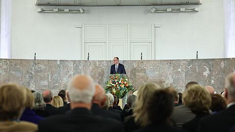 Merz spricht bei einer Feier für Friedrich von Metzler in der Frankfurter Paulskirche