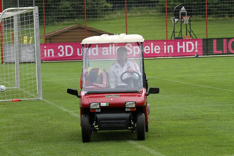 Minutenlang wurde der Franzose auf dem Rasen behandelt, ehe er mit einem Golfwagen vom Platz gefahren wurde.