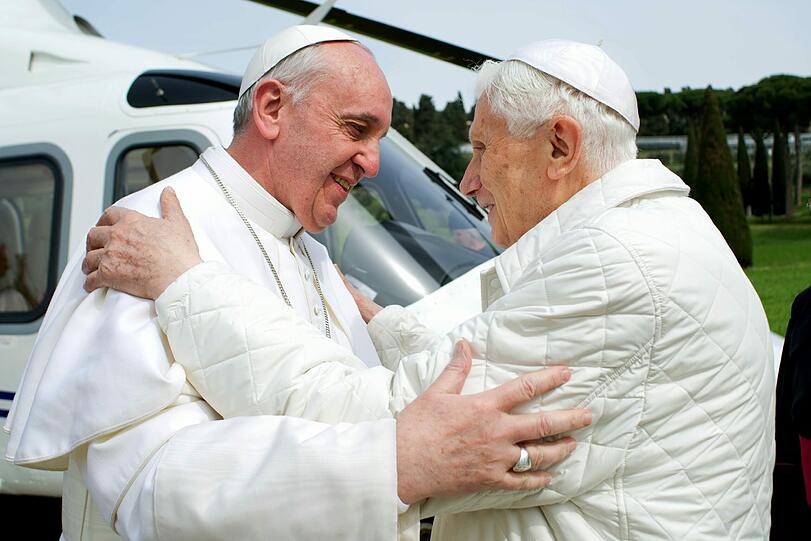 Am Samstag besuchte Papst Franziskus seinen Vorgänger Benedikt in Castel Gandolfo. Papst und Ex-Papst begrüßten sich mit einer Umarmung.