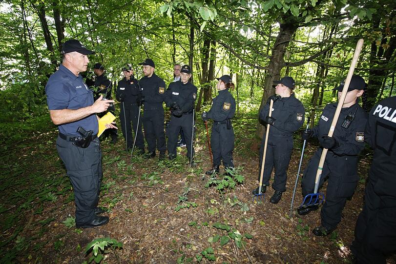 Rund 150 Einsatzkräfte durchsuchten am Freitagvormittag den Truderinger Wald bei Waldperlach.