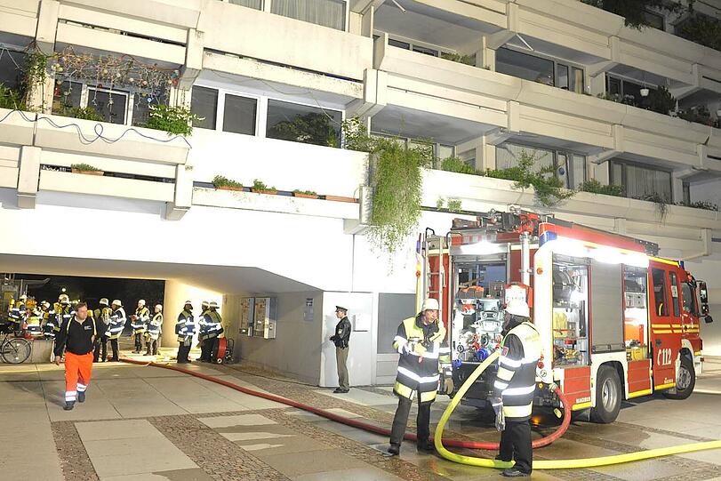Ein 13-stöckiges Hochhaus mußte in der Nacht nach einem ausgedehnten Kellerbrand evakuiert werden. Ein großes Aufgebot an Berufs- und Freiw. Feuerwehr hatte den Brand erst nach längerer Zeit unter Kontrolle.
