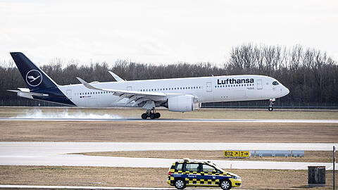Die Lufthansa-Maschine war in München gestartet. Auf der Startbahn wurden Reifenteile gefunden. (Symbolbild)