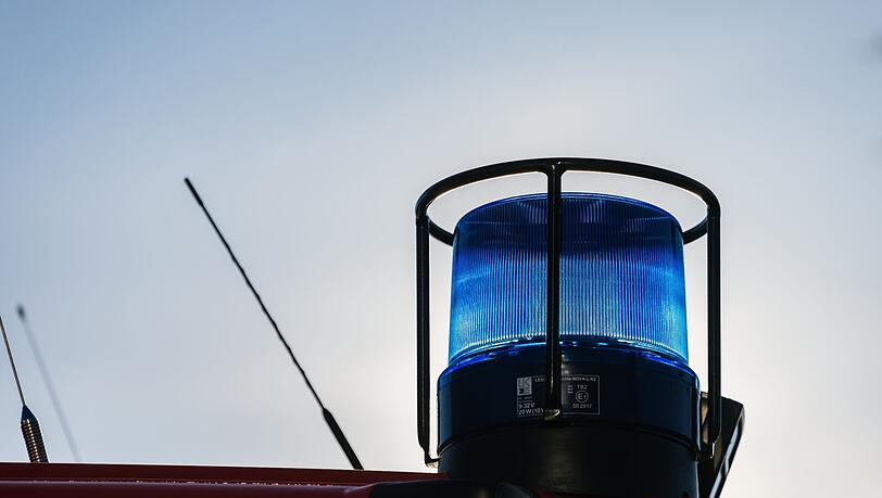 Ein Blaulicht auf dem Dach eines Einsatzfahrzeugs der Feuerwehr.