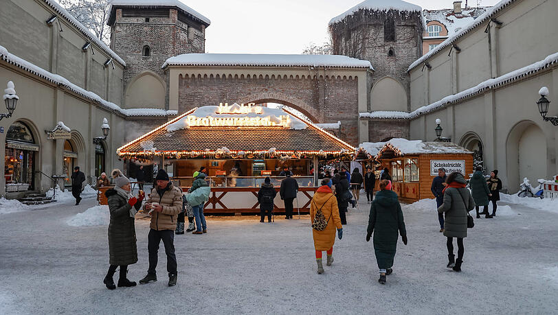 Wenn man am Weihnachtsmarkt im Schnee steht, sollte man vorher an gutes Schuhwerk gedacht haben. Wenn man am Weihnachtsmarkt im Schnee steht, sollte man vorher an gutes Schuhwerk gedacht haben.