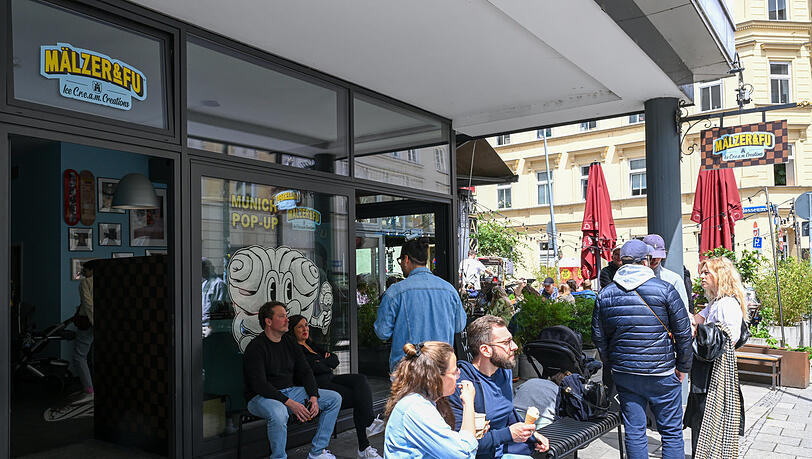 Am Freitag holen sich die ersten neugierigen Münchner Sorten wie Franzbrötchen oder Pistazie mit weißer Schokolade. Am Freitag holen sich die ersten neugierigen Münchner Sorten wie Franzbrötchen oder Pistazie mit weißer Schokolade.