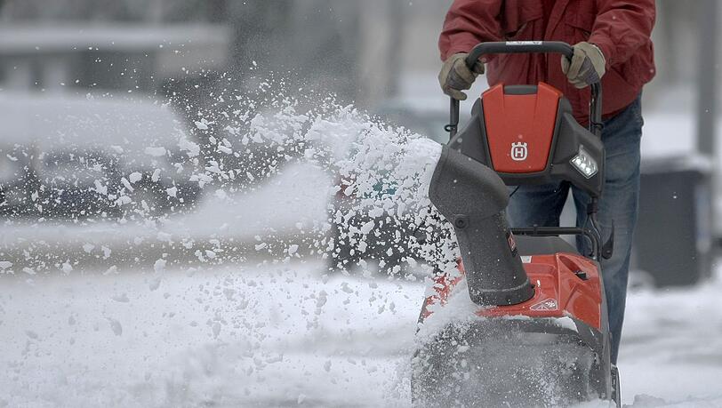 Wie es zu dem schweren Unfall beim Schneefr&auml;sen kam, war noch unklar. (Symbolbild)