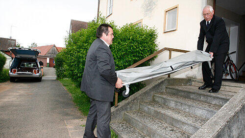 Bestatter tragen die Leiche von Marina S. aus dem Haus, in dem ihr Ex-Mann in Emskirchen lebte. Er wurde festgenommen. Bestatter tragen die Leiche von Marina S. aus dem Haus, in dem ihr Ex-Mann in Emskirchen lebte. Er wurde festgenommen.