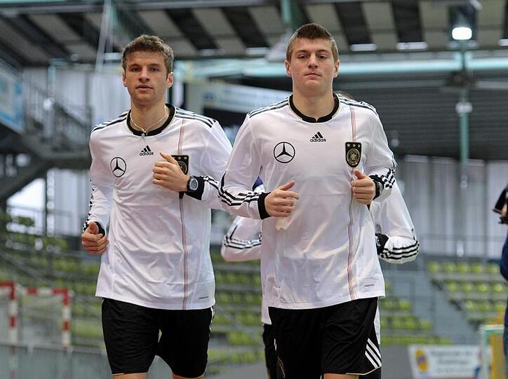 Den sechsköpfigen Bayern-Stamm im DFB-Kader komplettieren Stürmer Thomas Müller und Toni Kroos.
