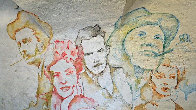 Wandschmuck: Verwegene Männer mit Hut und schöne Frauen. Wandschmuck: Verwegene Männer mit Hut und schöne Frauen.