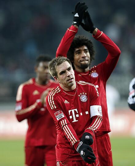 Defensive (18 Prozent):Der Gegentorrekord (21 aus der Kahn-Ära der Saison 2007/08) ist in Reichweite &ndash; elf sind es bisher, noch acht Spiele folgen. Torhüter Neuer spielt eine überragende Saison, der Transfer von Abwehr-Chef Dante &bdquo;war ein Volltreffer&ldquo;, wie Rummenigge sagt. Obwohl erst seit acht Monaten in München, wurde der 29-Jährige unumstrittener Abwehrchef und Publikumsliebling. Vor der Abwehr mit den Seitendichtmachern Lahm/Alaba sichern Vize-Kapitän Schweinsteiger und Martínez gekonnt ab, bilden das stärkste Duo seit Effenberg/Jeremies.