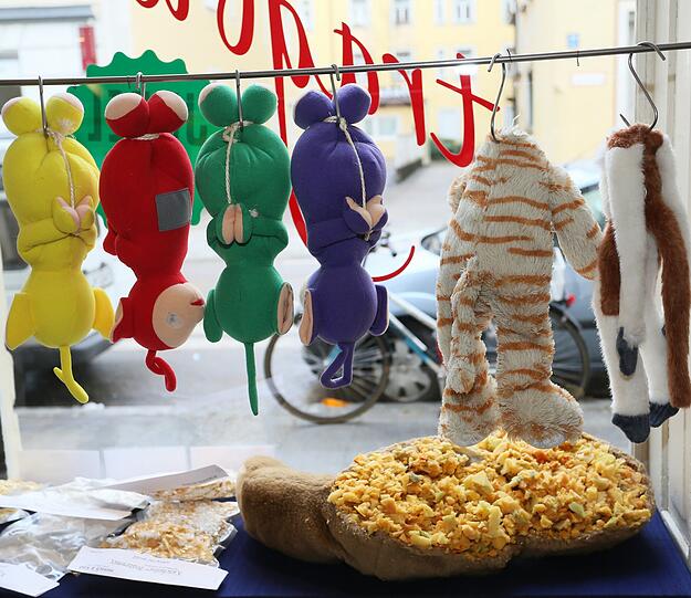 Die hängenden Kuscheltiere verschrecken manchmal, sagt der Künstler.