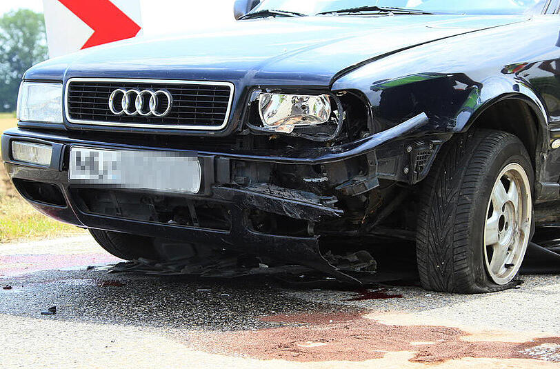 In der Nähe von Ampfing ist am Sonntag ein junger Motorradfahrer nach einem Sturz auf die Gegenfahrban gerutscht und wurde dort von einem PKW überfahren.
