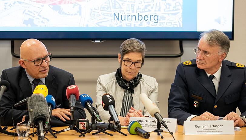 Thilo Bachmann (l), Leitender Kriminaldirektor des Kriminalfachdezernats 1 Nürnberg, spricht während einer Pressekonferenz zu Angriffen auf drei Frauen am Vorabend. Neben ihm sitzen Antje Gabriels-Gorsolke, Pressesprecherin der Staatsanwaltschaft Nürnberg-Fürth, und Roman Fertinger, Polizeipräsident des Polizeipräsidiums Mittelfranken.