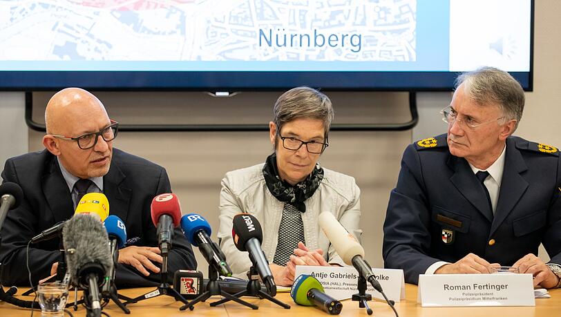 Thilo Bachmann (l), Leitender Kriminaldirektor des Kriminalfachdezernats 1 Nürnberg, spricht während einer Pressekonferenz zu Angriffen auf drei Frauen am Vorabend. Neben ihm sitzen Antje Gabriels-Gorsolke, Pressesprecherin der Staatsanwaltschaft Nürnberg-Fürth, und Roman Fertinger, Polizeipräsident des Polizeipräsidiums Mittelfranken. Thilo Bachmann (l), Leitender Kriminaldirektor des Kriminalfachdezernats 1 Nürnberg, spricht während einer Pressekonferenz zu Angriffen auf drei Frauen am Vorabend. Neben ihm sitzen Antje Gabriels-Gorsolke, Pressesprecherin der Staatsanwaltschaft Nürnberg-Fürth, und Roman Fertinger, Polizeipräsident des Polizeipräsidiums Mittelfranken.