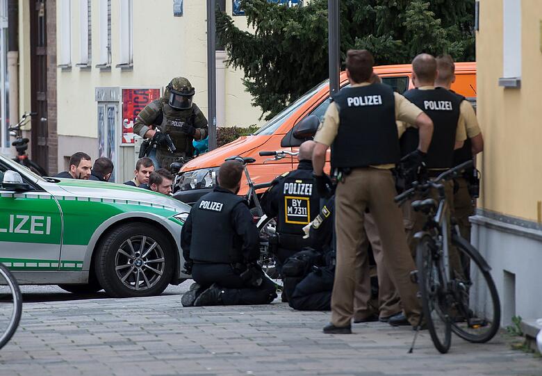 Am Dienstagabend kam es zu einer Schießerei in der Maxvorstadt. Mit einem Großaufgebot rückte die Polizei in die Zentnerstraße aus.