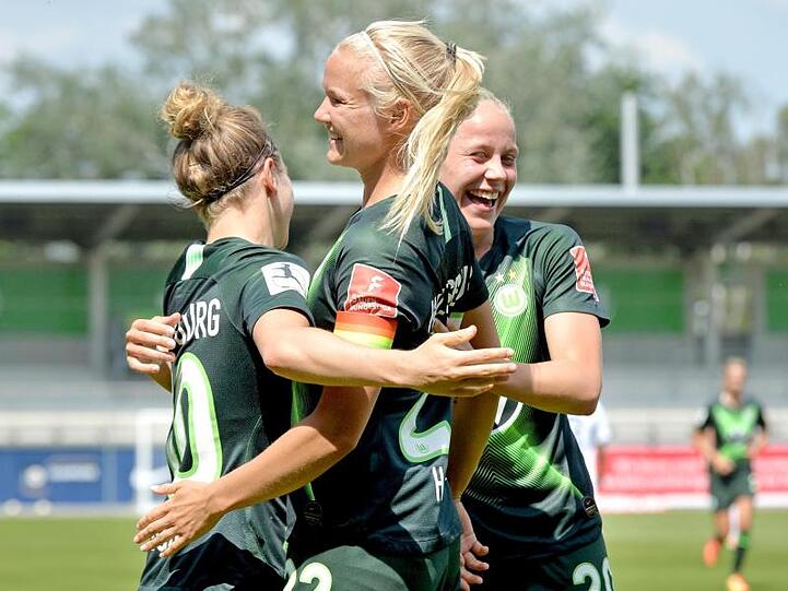 Die Frauen vom VfL Wolfsburg durften sich über den vierten Meistertitel in Serie freuen.