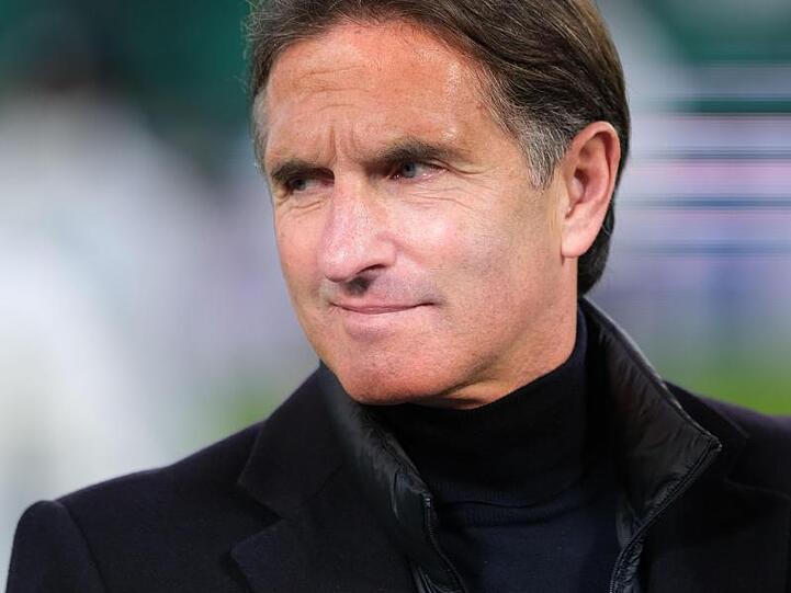 VfL Wolfsburgs Trainer Bruno Labbadia lächelt. Foto: Peter Steffen/Archiv
