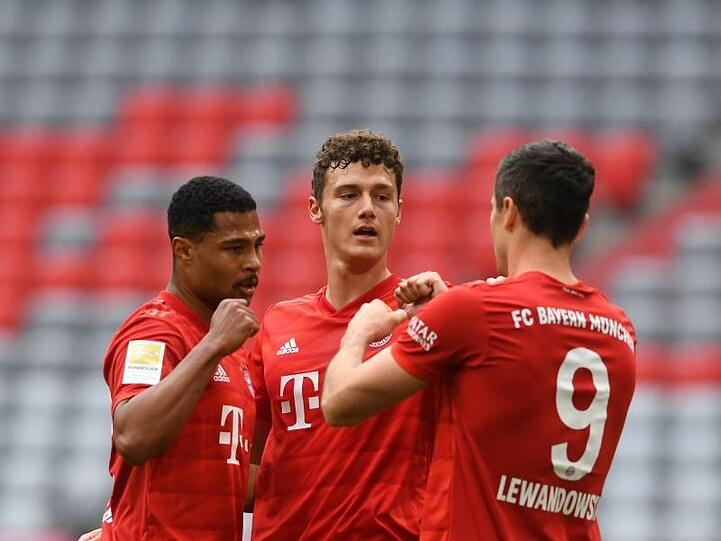 Bayerns Benjamin Pavard (M), Serge Gnabry (l) und Robert Lewandowski bejubeln das erste Tor der Partie.
