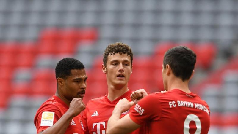 Bayerns Benjamin Pavard (M), Serge Gnabry (l) und Robert Lewandowski bejubeln das erste Tor der Partie. Bayerns Benjamin Pavard (M), Serge Gnabry (l) und Robert Lewandowski bejubeln das erste Tor der Partie.