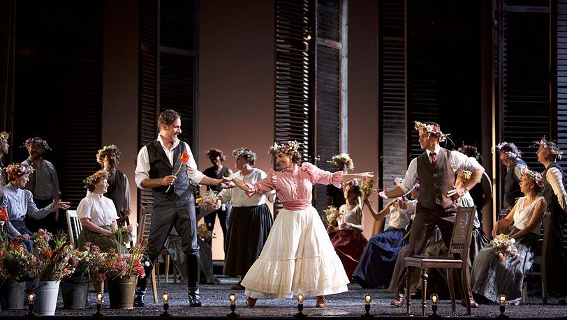Eugen Onegin (Mathias Hausmann, links) und Lenski (Lucian Krasznec) umwerben Olga (Anna-Katharina Tonauer) auf dem Fest.