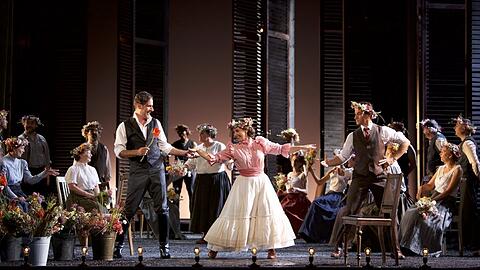 Eugen Onegin (Mathias Hausmann, links) und Lenski (Lucian Krasznec) umwerben Olga (Anna-Katharina Tonauer) auf dem Fest.