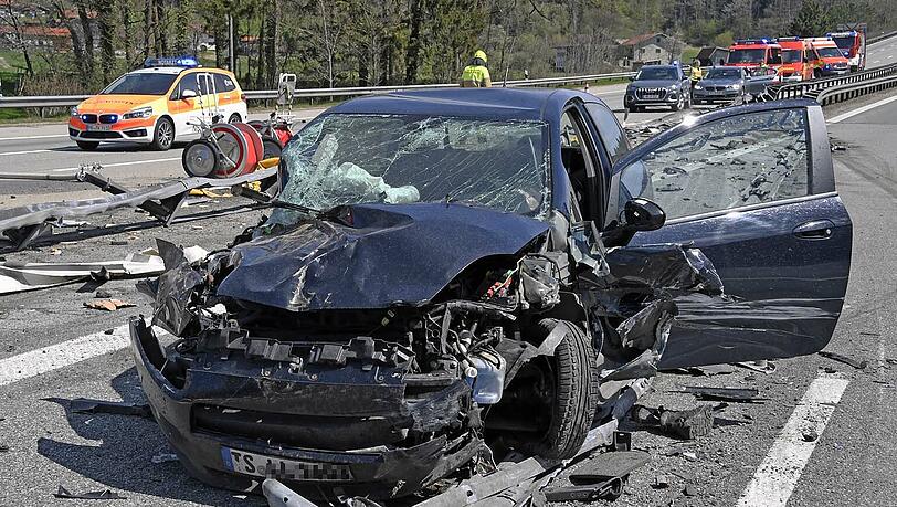 Der mitgerissene Pkw erlitt Totalschaden, die Fahrerin wurde bei dem Unfall nur leicht verletzt. Der mitgerissene Pkw erlitt Totalschaden, die Fahrerin wurde bei dem Unfall nur leicht verletzt.