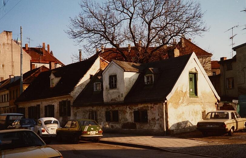 1983 in der Preysingstraße 64: Ob in dem ebenerdigen Kleinhaus von 1800 noch wer wohnt? Heute steht es - saniert - unter Denkmalschutz.