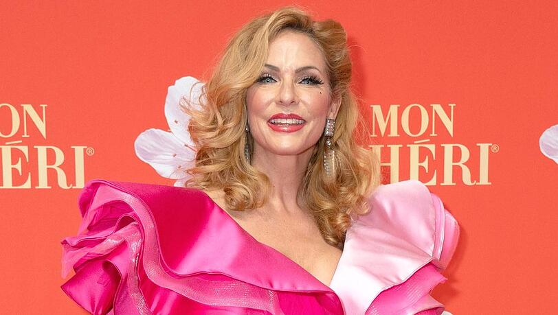 Sonya Kraus enth&uuml;llte w&auml;hrend einer Medien-Veranstaltung im Dezember ihr nachgewachsenes Haar. Nun hat sie sich auch ihren Followern offenbart.