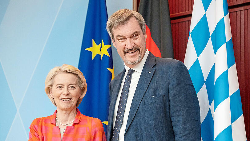 Markus Söder (M.) neben Ursula von der Leyen (2.v.l.) und Bayerns Kabinettmitgliedern in Brüssel.
