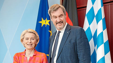 Markus Söder (M.) neben Ursula von der Leyen (2.v.l.) und Bayerns Kabinettmitgliedern in Brüssel.