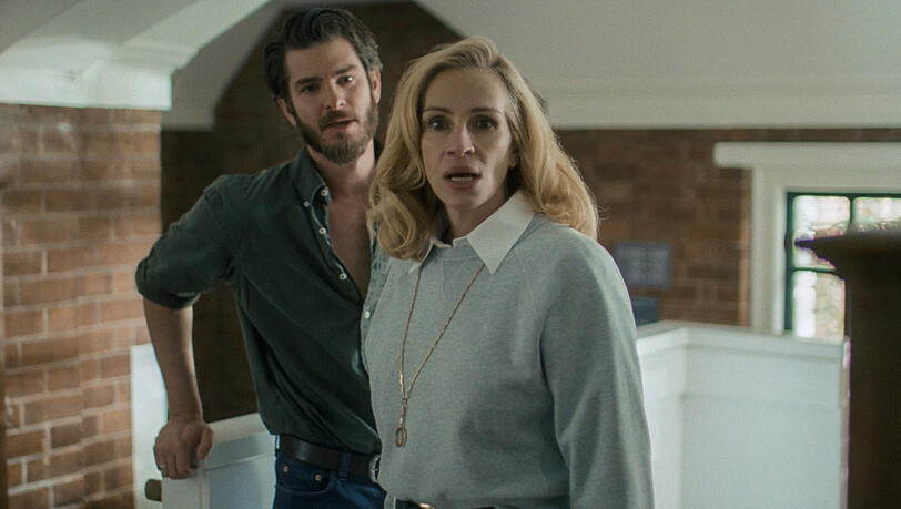 Andrew Garfield als Hank mit Julia Roberts als Alma in „After the Hunt“. Andrew Garfield als Hank mit Julia Roberts als Alma in „After the Hunt“.