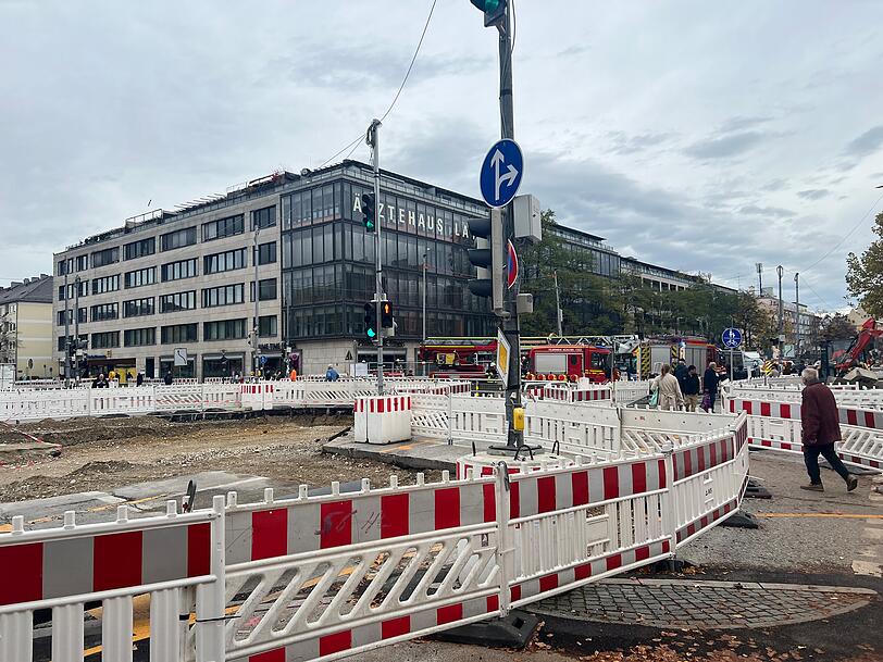 Für Fußgänger und Radler gleicht die Strecke durch die Fürstenrieder Straße einem Labyrinth. Absperrungsschranken weisen den Weg.